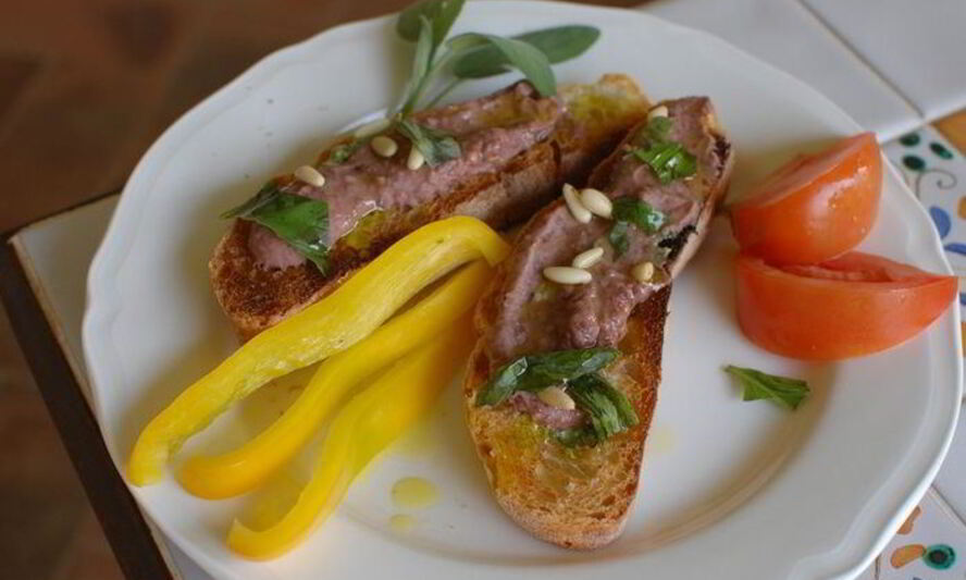 Рецепт тостов с фасолевым дипом и соусом песто