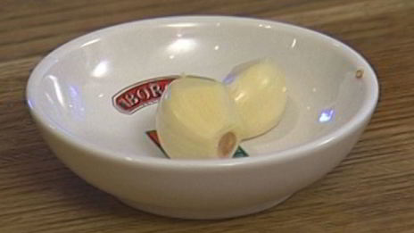 тосты с фасолевым дипом и соусом песто