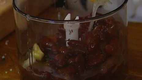 тосты с фасолевым дипом и соусом песто