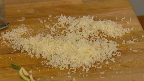 тосты с фасолевым дипом и соусом песто