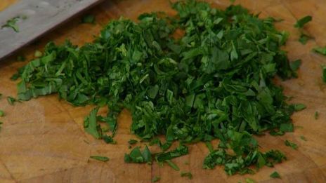 тосты с фасолевым дипом и соусом песто