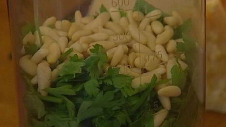 тосты с фасолевым дипом и соусом песто