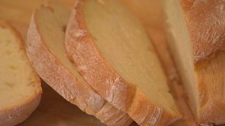 тосты с фасолевым дипом и соусом песто