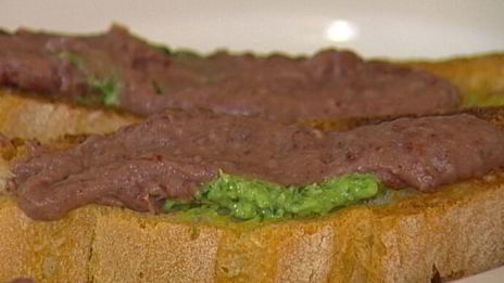 тосты с фасолевым дипом и соусом песто