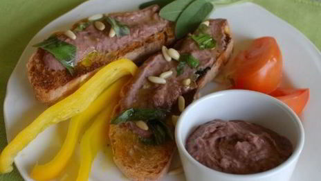 тосты с фасолевым дипом и соусом песто