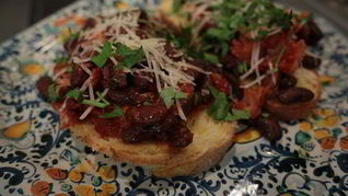 Тосты с фасолью, беконом и вялеными помидорами