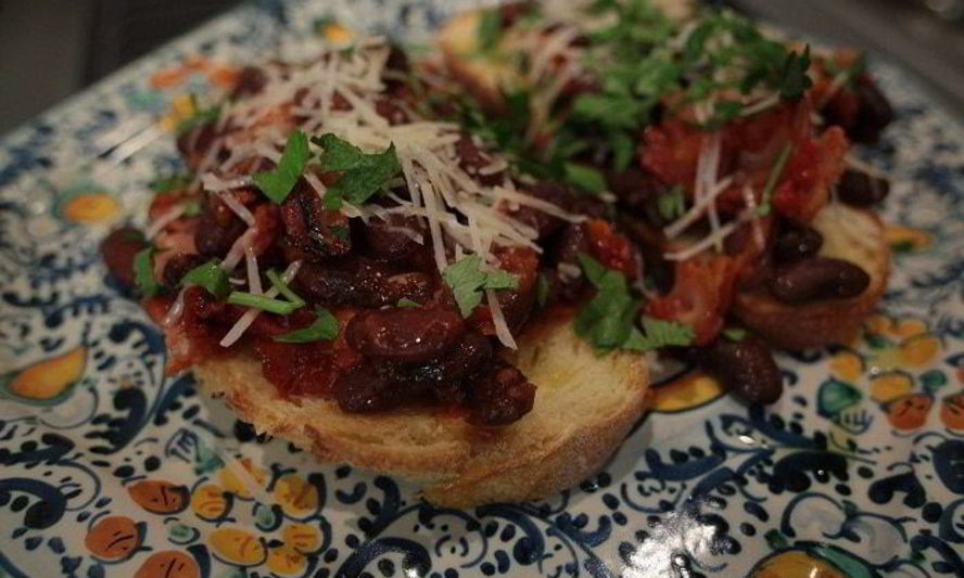 Рецепт тостов с фасолью, беконом и вялеными помидорами