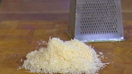 тосты с фасолью, беконом и вялеными помидорами