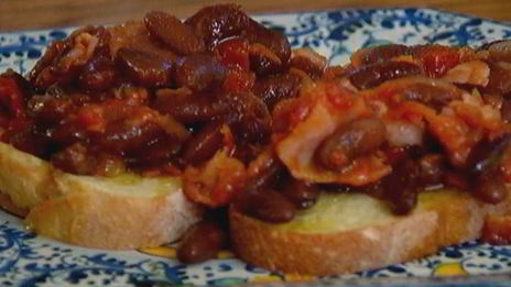 тосты с фасолью, беконом и вялеными помидорами