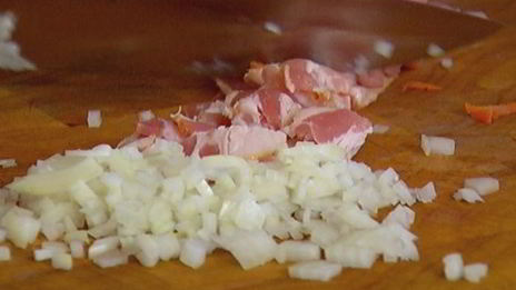 тосты с фасолью, беконом и вялеными помидорами