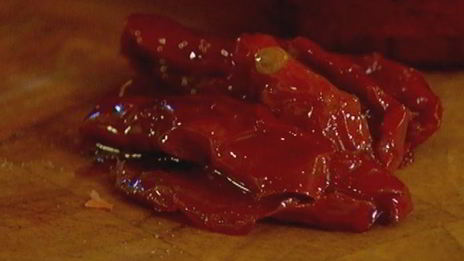 тосты с фасолью, беконом и вялеными помидорами