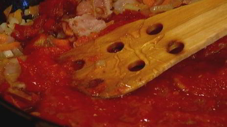 тосты с фасолью, беконом и вялеными помидорами