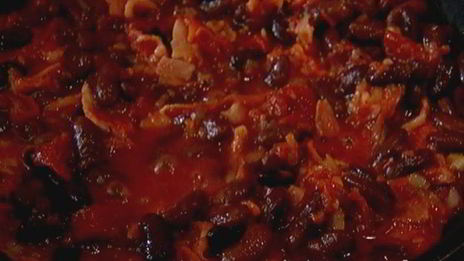 тосты с фасолью, беконом и вялеными помидорами