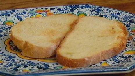 тосты с фасолью, беконом и вялеными помидорами