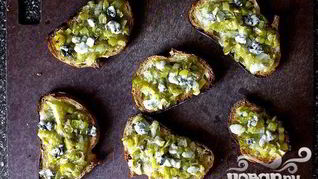 Тосты с голубым сыром и луком