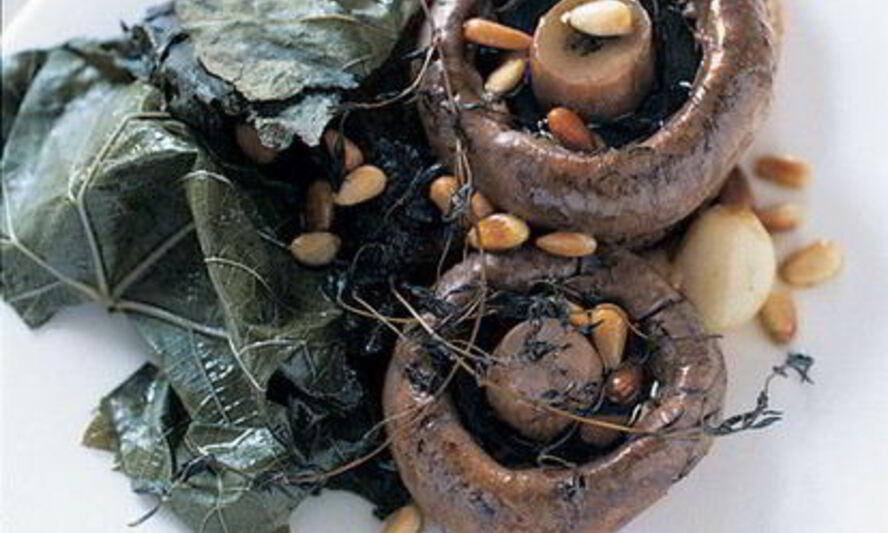 Рецепт тостов с грибами, запеченными в виноградных листьях