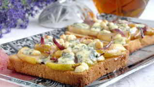 Тосты с грушей, голубым сыром и кедровыми орешками