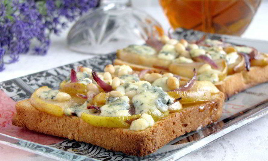 Рецепт тостов с грушей, голубым сыром и кедровыми орешками