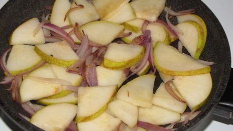 тосты с грушей, голубым сыром и кедровыми орешками