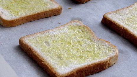 тосты с грушей, голубым сыром и кедровыми орешками