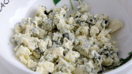 тосты с грушей, голубым сыром и кедровыми орешками