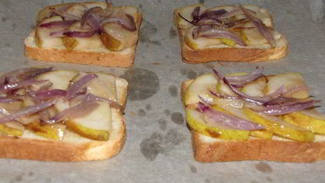 тосты с грушей, голубым сыром и кедровыми орешками