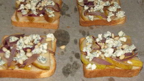 тосты с грушей, голубым сыром и кедровыми орешками