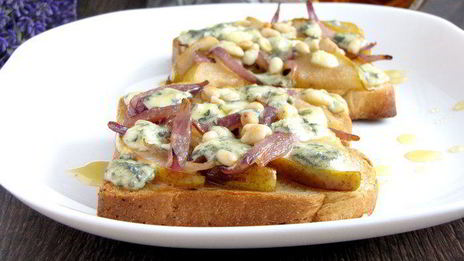 тосты с грушей, голубым сыром и кедровыми орешками