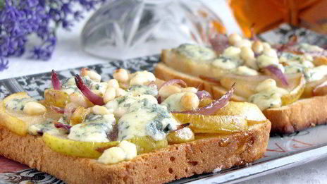 тосты с грушей, голубым сыром и кедровыми орешками