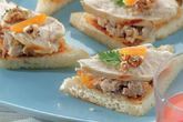 Тосты с куриной грудкой и паштетом из бобов