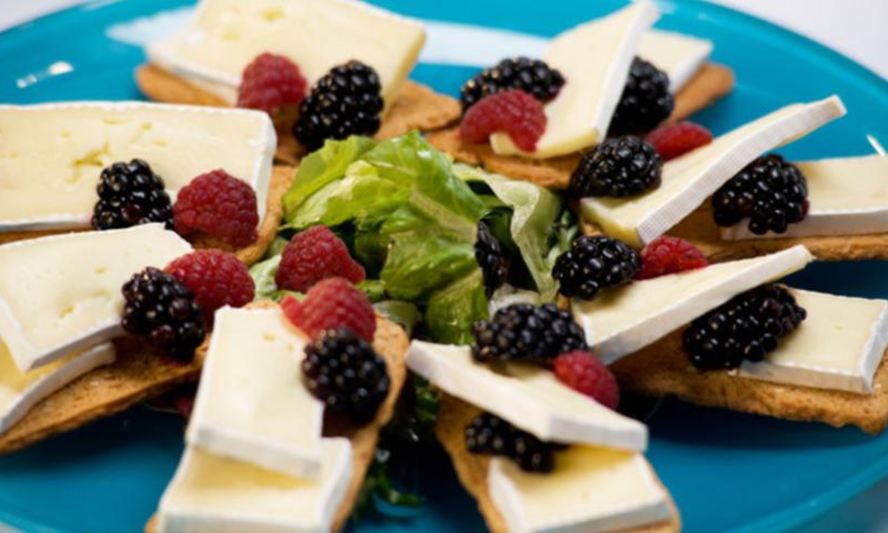 Рецепт тостов с малиной и ежевикой