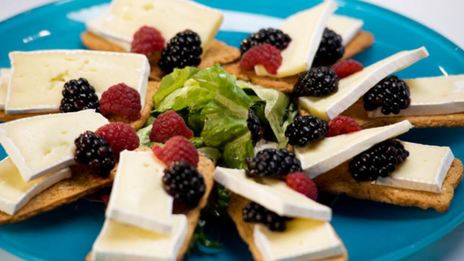 тосты с малиной и ежевикой