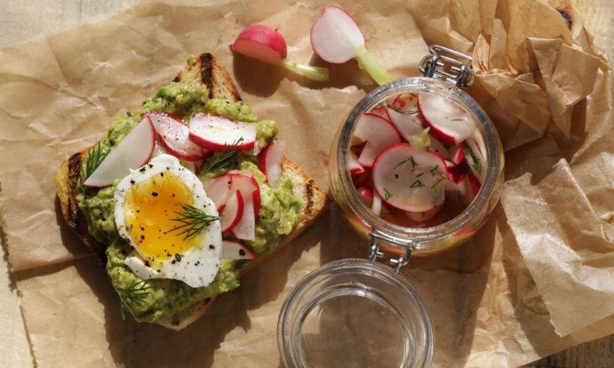 Рецепт тостов с маринованным редисом, авокадо и яйцами в мешочек