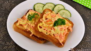 Тосты с морковно-сырным салатом
