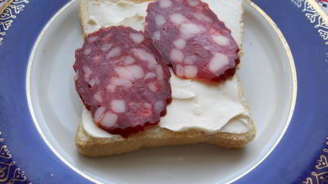 тосты с плавленным сыром и копченой колбасой