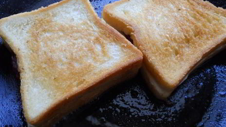 тосты с плавленным сыром и копченой колбасой