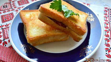 тосты с плавленным сыром и копченой колбасой