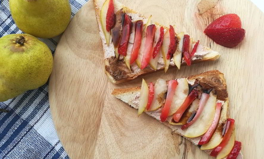 Рецепт тостов с рикоттой, грушей и клубникой