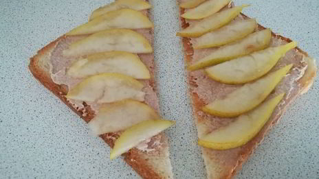 тосты с рикоттой, грушей и клубникой