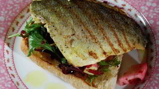 Тосты с рыбой карри и свекольным салатом