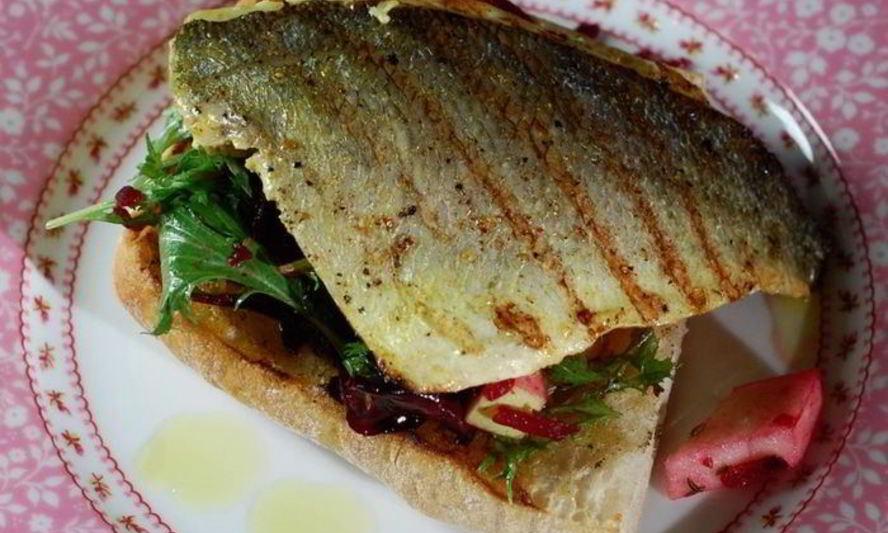 Рецепт тостов с рыбой карри и свекольным салатом