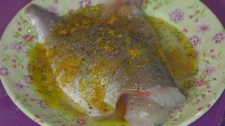 тосты с рыбой карри и свекольным салатом