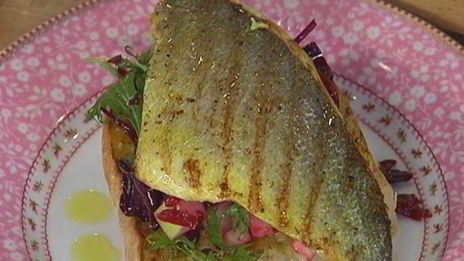 тосты с рыбой карри и свекольным салатом