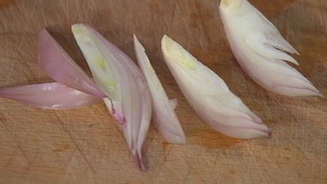 тосты с рыбой карри и свекольным салатом