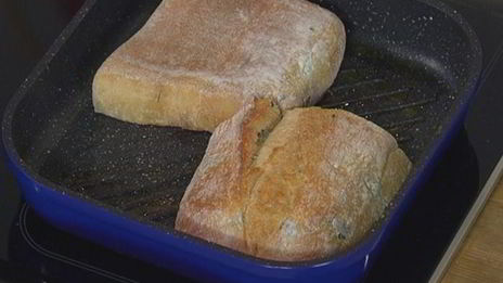 тосты с рыбой карри и свекольным салатом