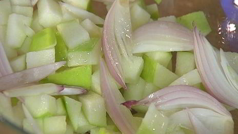 тосты с рыбой карри и свекольным салатом