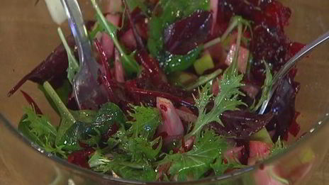 тосты с рыбой карри и свекольным салатом