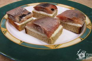 Тосты с селедкой