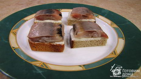 тосты с селедкой