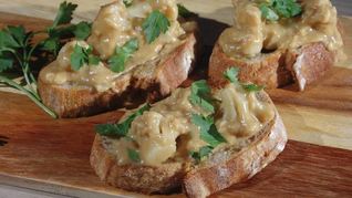 Тосты с цветной капустой в сырном соусе